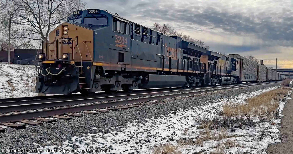 CSX 3284 leads I018.